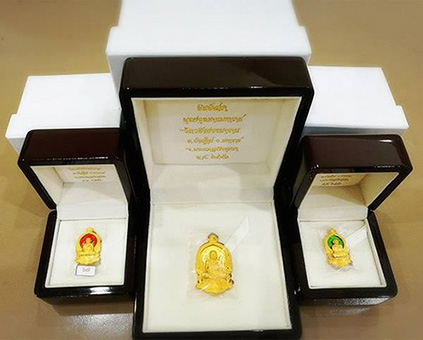 เหรียญหลวงพ่อทวดนั่งพาน พิมพ์เสมา ชุดทองคำ รุ่น1 พุทธอุทยานมหาราช - 3