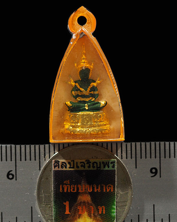 พระแก้วมรกรต พิมพ์เล็ก เนื้อเรซินเลี่ยมเดิมจากวัด  ทรงเครื่องฤดูร้อน ลงรักปิดทอง หลัง หลวงพ่อเริ่ม ว - 3
