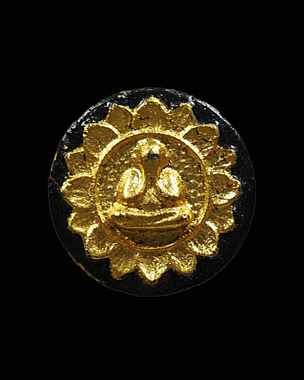 พระปิดตาจันทร์ลอย บัวบาน ท่านเจ้าคุณวิเชียร วัดเครือวัลย์ จ.ชลบุรี หลังยันต์นะมหานิยม พระของท่านมีส่ - 1