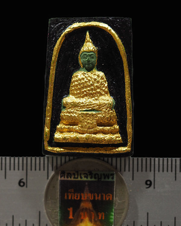 พระผงลงรักปิดทองพิมพ์พระแก้วมรกต (ฤดูหนาว)วัดชลอ จ.นนทบุรี ปี ๒๕๑๕ พระชุดนี้สร้างเป็นแบบติดในกรอบรูป - 3