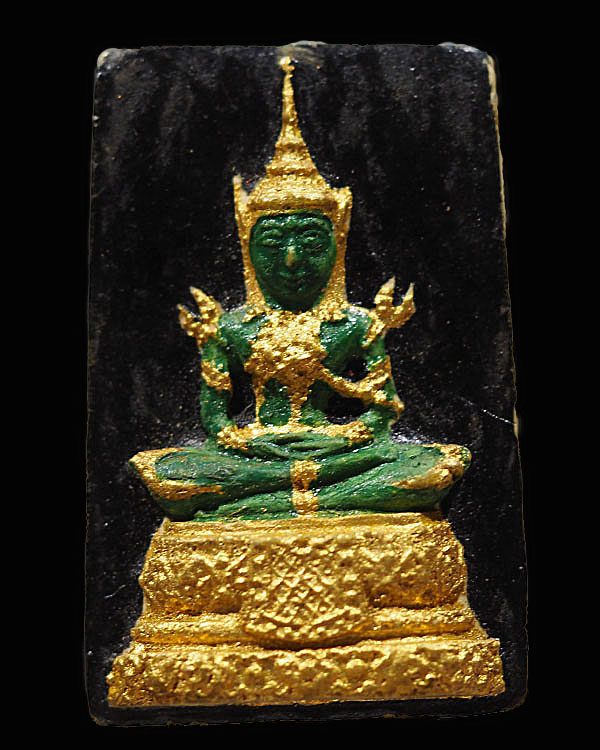 พระผงลงรักปิดทองพิมพ์พระแก้วมรกต (ฤดูร้อน)วัดชลอ จ.นนทบุรี ปี ๒๕๑๕ พระชุดนี้สร้างเป็นแบบติดในกรอบรูป - 1