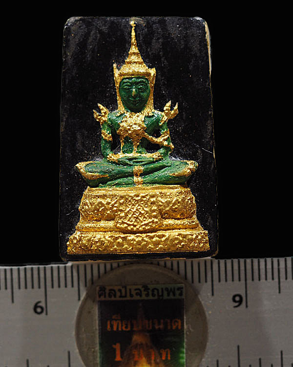 พระผงลงรักปิดทองพิมพ์พระแก้วมรกต (ฤดูร้อน)วัดชลอ จ.นนทบุรี ปี ๒๕๑๕ พระชุดนี้สร้างเป็นแบบติดในกรอบรูป - 3