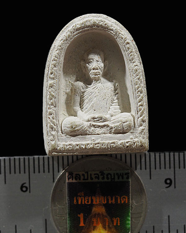 พระผงรูปเหมือน หลวงปู่ทองดำ วัดท่าทอง จ.อุตรดิตถ์ พิมพ์ซุ้มระฆังหลังยันต์ครู สภาพสวย พร้อมเลี่ยมเก่า - 3