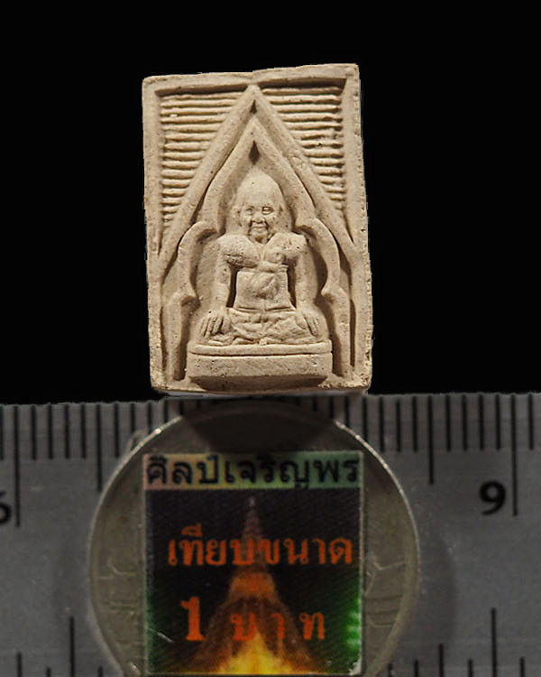 พระผงของขวัญพิมพ์รูปเหมือน  หลวงปู่บุดดา ถาวโร วัดกลางศรีเจริญสุข จ.สิงห์บุรี สภาพสวย (หายากแล้วครับ - 3