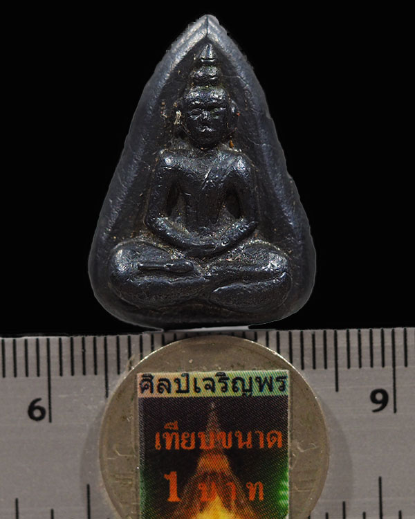 พระกลีบบัว หลังเรียบ เนื้อเมฆพัตร พิมพ์ใหญ่  สภาพสวย ใสตลับใช้มาเก่า  พระแท้แต่ไม่ทราบทสำนักครับ   พ - 3