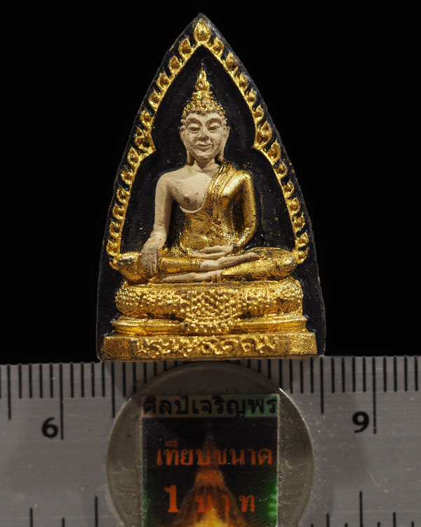 พระผงลงรักปิดทอง พระพุทธโคดม  หลวงพ่อขอม วัดไผ่โรงวัว จ.สุพรรณบุรี พิมพ์หายากครับ  น่าจะสร้างราวยุคป - 3