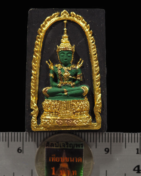 พระแก้วมรกตพิมพ์ใหญ่ ลงรักปิดทอง หลังยันต์ดวงประสูติพระพุทธเจ้า หลวงพ่อเริ่ม วัดบางพระ จ.ชลบุรี พิธี - 3