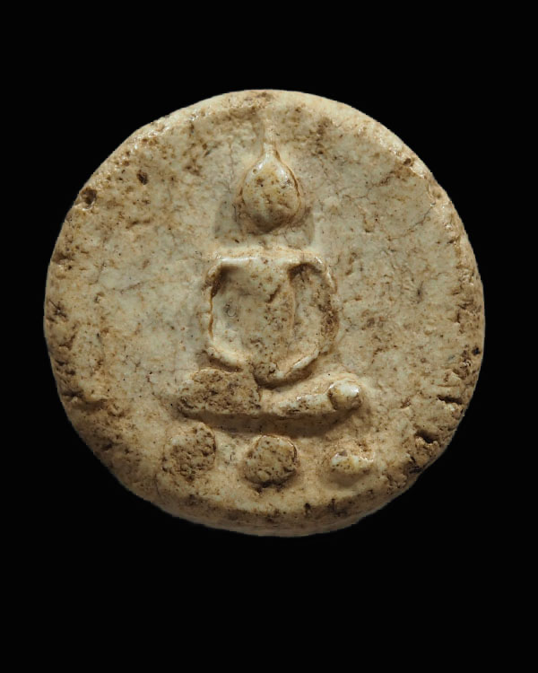 พระผงพิมพ์จันทร์ลอย ฐานบัว  เนื้อผงเก่า สภาพผ่านการใช้  ไม่ทราบที่ - 1