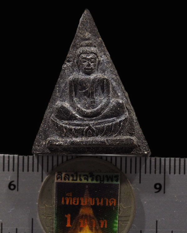 พระเนื้อผงน้ำมัน พิมพ์นางพญา รุ่นแรก หลวงพ่อหอม วัดซากหมาก จ.ระยอง  ในสมัยที่หลวงพ่อหอมกำลังก่อสร้าง - 3