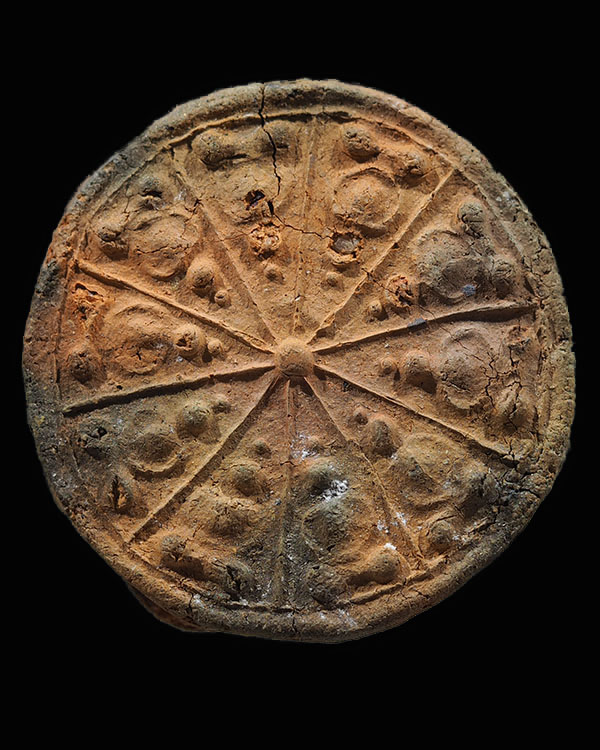 พระพิมพ์จันทร์ลอยงบน้ำอ้อยเนื้อดิน หลวงปู่ยิ้ม วัดเจ้าเจ็ด จ.อยุธยา ปี พ.ศ.๒๔๗๕ พิมพ์ใหญ่   หลวงปู่ย - 1