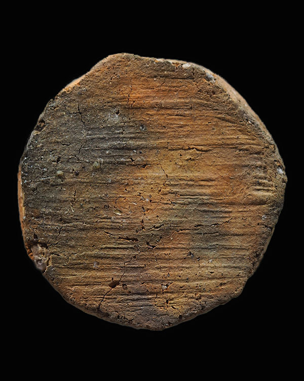 พระพิมพ์จันทร์ลอยงบน้ำอ้อยเนื้อดิน หลวงปู่ยิ้ม วัดเจ้าเจ็ด จ.อยุธยา ปี พ.ศ.๒๔๗๕ พิมพ์ใหญ่   หลวงปู่ย - 2