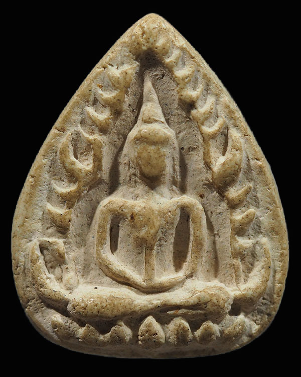 พระเนื้อผงพิมพ์ชินราชกลีบบัว หลังยันต์ หลวงปู่เหรียญ วัดหนองบัว จ.กาญจนบุรี ปี 2497 เนื้อสีขาว ยุคเก - 1