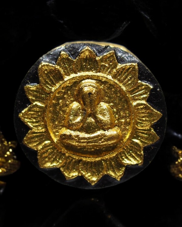 พระปิดตาจันทร์ลอย บัวบาน ท่านเจ้าคุณวิเชียร วัดเครือวัลย์ จ.ชลบุรี หลังยันต์นะมหานิ - 1