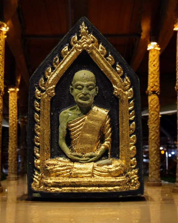 พระผงพิมพ์รูปเหมือนท่านเจ้าคุณนรรัตน์ พิมพ์เล็ก (ลงรักปิดทองกรรมการ) โรยเส้นเกศา ๒๕๑๕ เนื้อผงใบตอง - 1