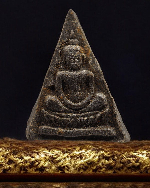พระสมเด็จนางพญาฐานบัว หลังสิงห์ รุ่นแรก หลวงพ่อหอม วัดชากหมาก จ.ระยอง ปี 2512 หลวงพ่อหอม เป็นหนึ่งใ - 4
