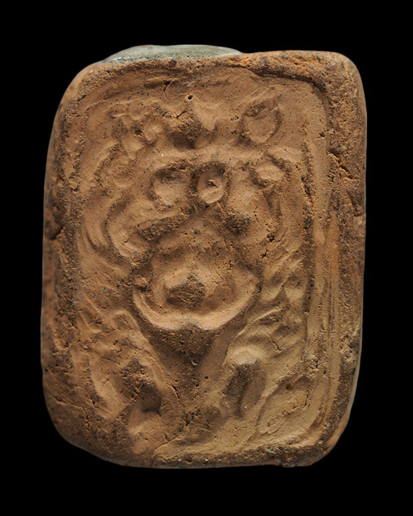 พระพิมพ์พระพุทธเจ้าทรงไก่(ขี่ไก่) หลวงพ่อปาน เนื้อดินเผา อุดผง ออกในปี 2527 เสกโดยหลวงพ่อฤาษีลิงดำ ว - 2