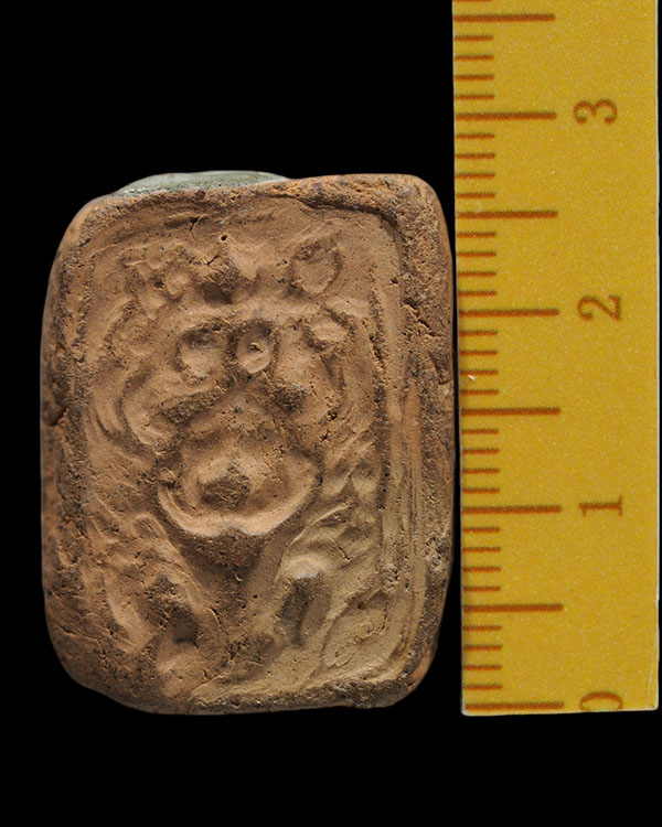 พระพิมพ์พระพุทธเจ้าทรงไก่(ขี่ไก่) หลวงพ่อปาน เนื้อดินเผา อุดผง ออกในปี 2527 เสกโดยหลวงพ่อฤาษีลิงดำ ว - 4