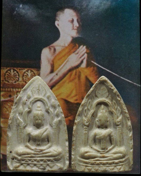 พระพิมพ์ผงสรงน้ำ เนื้อผงน้ำมัน พิมพ์ 2 หน้า (หายาก) เจ้าคุณนรฯ ออกวัดศีลขันธารา จ.อ่างทอง ปี ๒๕๑๓ - 1