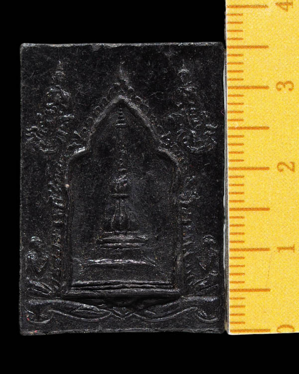 พระธาตุขามแก่น รุ่นสอง ปี 2513 เนื้อดำ หลังจาร สภาพสวย หายากแล้วครับ - 4