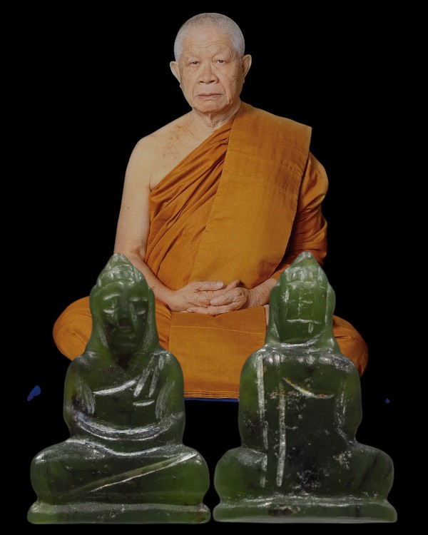 พระหยกแกะ อาจารย์วิริยังค์ วัดธรรมมงคล กรุงเทพฯ พ.ศ. 2536 สภาพสวย แกะลอยองค์ เริ่มหายากแล้ว อาจารย์ - 1