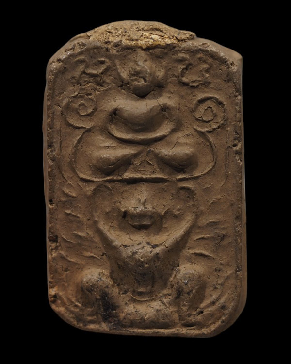 พระเนื้อดินสร้างล้อพิมพ์หลวงพ่อปาน พิมพ์ทรงครุฑ  พระเก่ามีอายุเกจิ  สายอยุธยาสร้าง  องค์พระจะยาวกว่า - 2