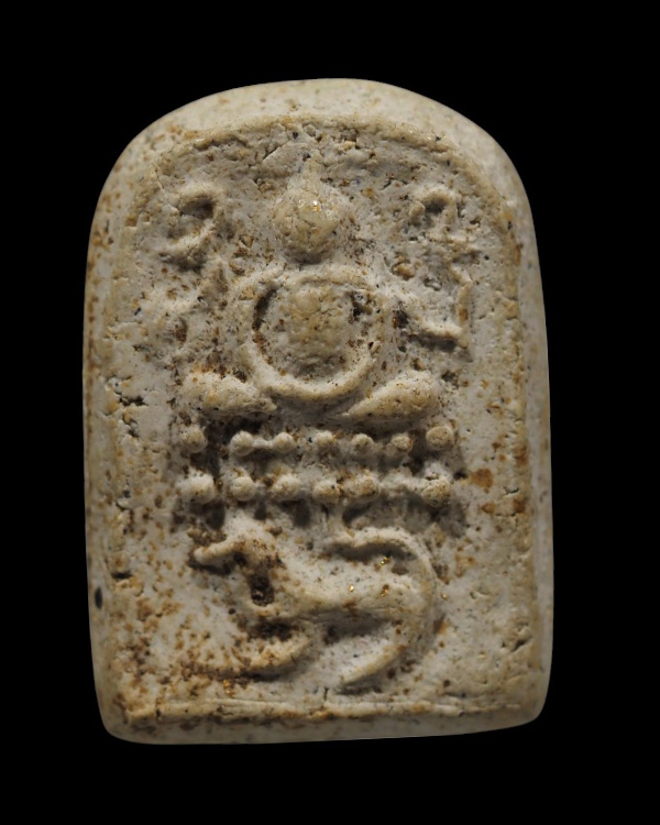 พระพุทธพิมพ์ขี่สิงห์  เนื้อผงพุทธคุณ  พระเก่าด้านหลังมีรอยติดกาว เหมือนแปะติดผนังโบสถ์สมัยเก่า  สวยแ - 2