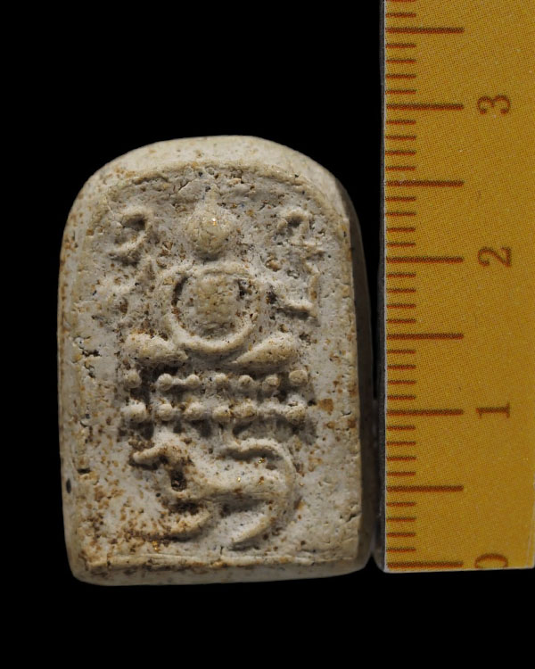 พระพุทธพิมพ์ขี่สิงห์  เนื้อผงพุทธคุณ  พระเก่าด้านหลังมีรอยติดกาว เหมือนแปะติดผนังโบสถ์สมัยเก่า  สวยแ - 4