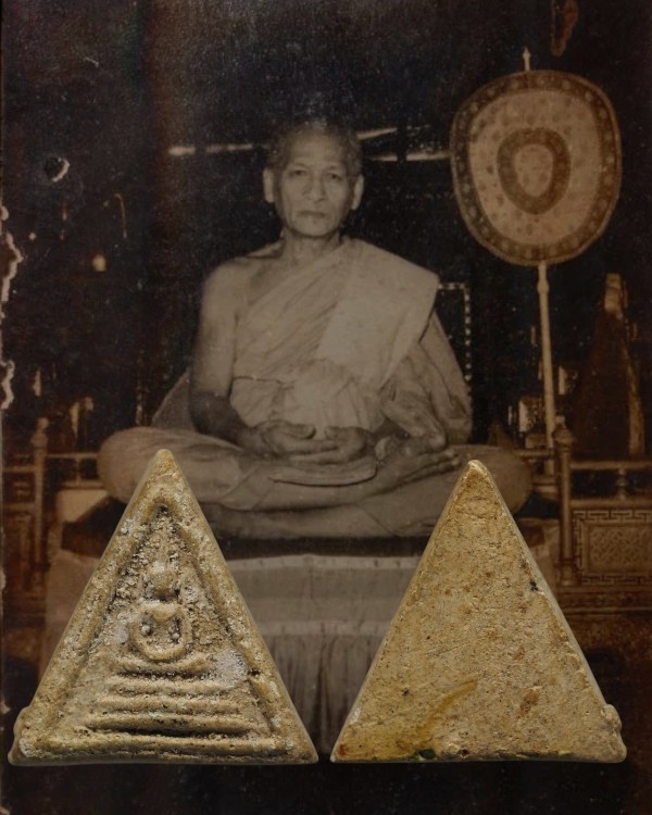 พระสมเด็จสามเหลี่ยม พิมพ์คะแนนจิ๋ว(หายาก) หลวงปู่หิน วัดระฆังฯ ( คณะ ๗) กรุงเทพฯ ปี 2500 - 1