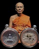 พระปทุมขันธ์ เนื้อกระเบื้องเคลือบ ฝังรัตนชาติ วัดหลวงพ่อสด ปี 2551 ด้านหน้าพระธรรมกายข้างลายกนกรอบนอ