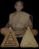 พระสมเด็จสามเหลี่ยมฐานแซม พิมพ์คะแนน (หายากมาก) หลวงปู่หิน วัดระฆังฯ ( คณะ ๗) กรุงเทพฯ ปี 2500