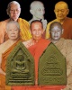 พระผงไตรภาคี พระพุทธสิหิงค์พิมพ์ใหญ่ หลังติดเส้นเกศา ๒๕๑๕ เนื้อผงใบตอง ยุวพุทธิกสมาคมชลบุรี จัดสร้าง