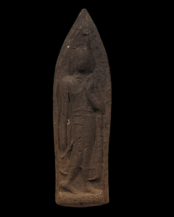 พระเนื้อดินพิมพ์ลีลาถ้ำหีบ  เนื้อดินปนทรายเสก  เก่ามีอายุ เกจิสร้าง ไมทราบที่  พระบ้าน - 2