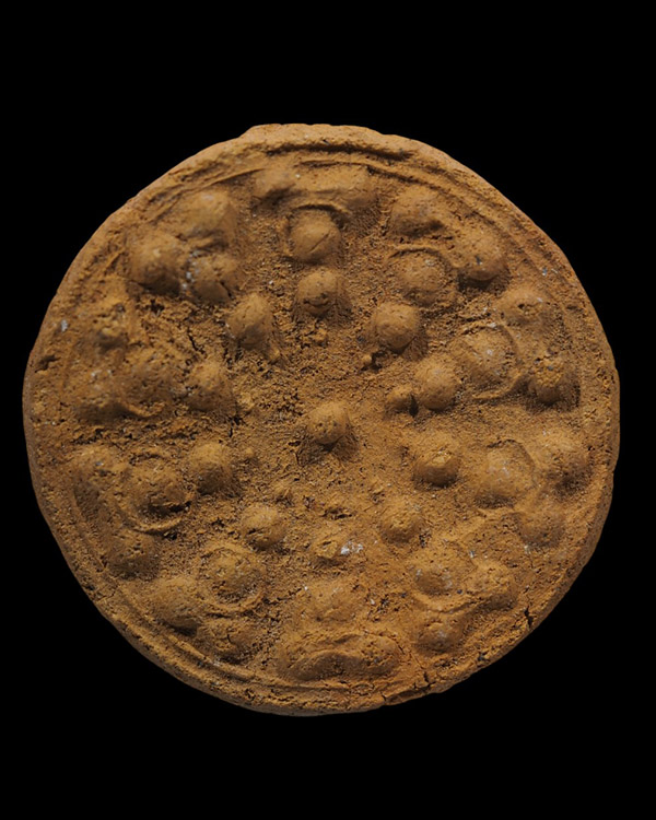 พระพิมพ์จันทร์ลอยงบน้ำอ้อยเนื้อดิน หลวงปู่ยิ้ม วัดเจ้าเจ็ด จ.อยุธยา ปี พ.ศ.๒๔๗๕ พิมพ์ใหญ่ หลวงปู่ย - 5