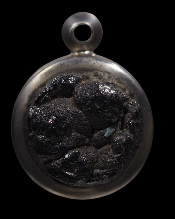 เครื่องราง แร่เกาะล้าน เป็นแร่หินกายสิทธิ์ *เกาะล้าน จ.ชลบุรี แร่ เกาะล้าน หรือขี้เหล็กไหล ตามความเ - 2