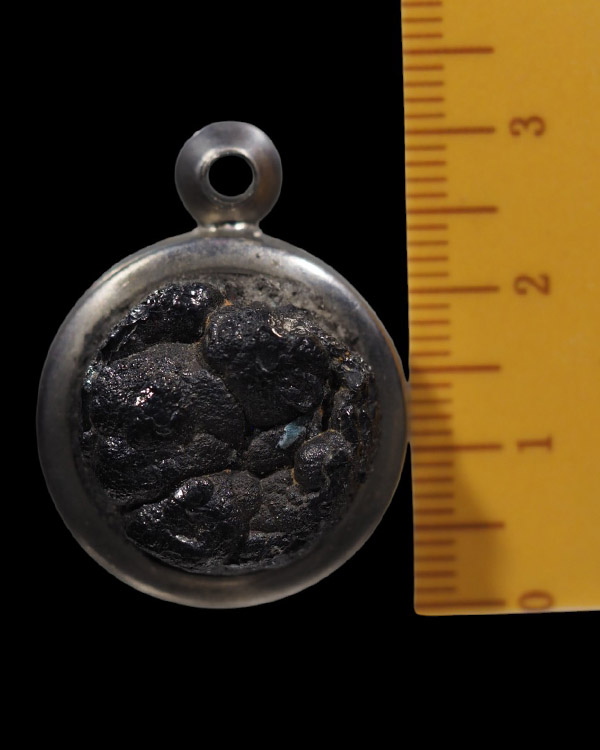 เครื่องราง แร่เกาะล้าน เป็นแร่หินกายสิทธิ์ *เกาะล้าน จ.ชลบุรี แร่ เกาะล้าน หรือขี้เหล็กไหล ตามความเ - 4