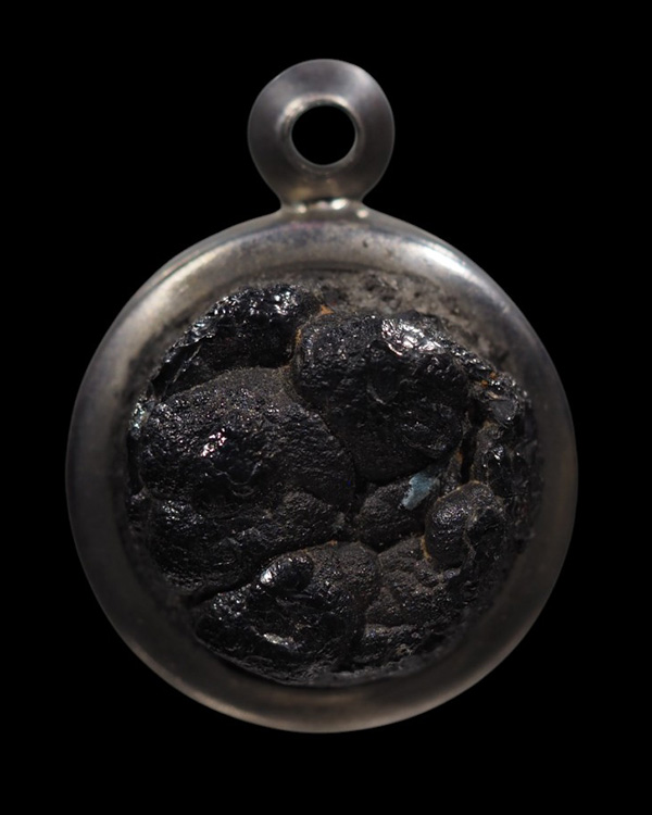 เครื่องราง แร่เกาะล้าน เป็นแร่หินกายสิทธิ์ *เกาะล้าน จ.ชลบุรี  แร่ เกาะล้าน หรือขี้เหล็กไหล ตามความเ - 5