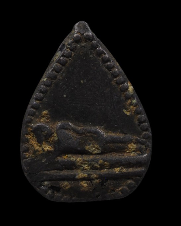 พระพิมพ์ปางไสยาสน์ (พระประจำวันอังคาร) หลวงพ่อเดิม วัดหนองโพ จ.นครสวรรค์ พิมพ์กลีบบัว หลังยันต์ เนื - 2