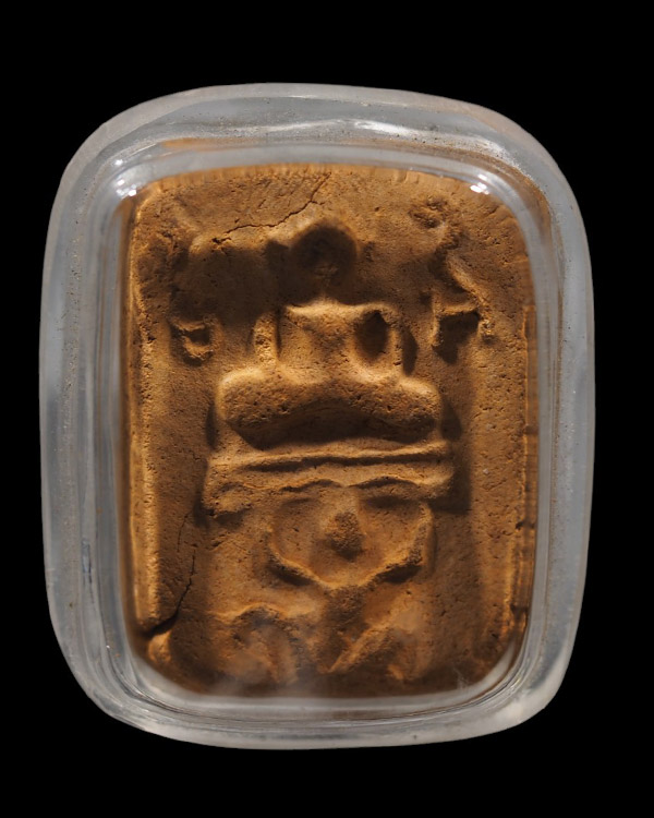 พระเนื้อดินล้อพิมพ์หลวงพ่อปาน  หลังยันต์ สร้างขึ้นในยุคหลังๆ  เลี่ยมจับขอบ  ไม่ทราบที่ - 2