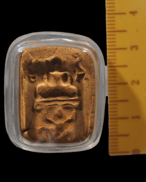 พระเนื้อดินล้อพิมพ์หลวงพ่อปาน  หลังยันต์ สร้างขึ้นในยุคหลังๆ  เลี่ยมจับขอบ  ไม่ทราบที่ - 4