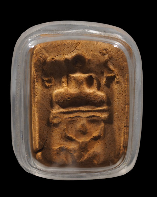 พระเนื้อดินล้อพิมพ์หลวงพ่อปาน  หลังยันต์ สร้างขึ้นในยุคหลังๆ  เลี่ยมจับขอบ  ไม่ทราบที่ - 5