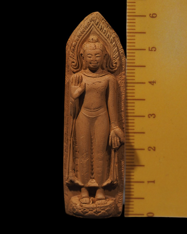 พระร่วงยืนประทานพร พิมพ์ใหญ่ เนื้อดิน ไม่ทราบที่ พิมพ์สวยงาม เจ้าของเดิมเคยใส่ตลับแสตนเลสไว้ตามรู - 4