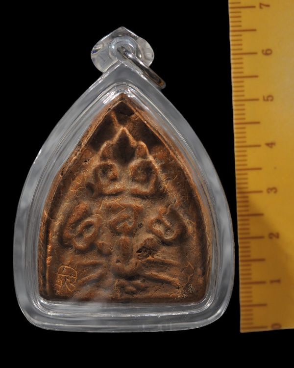 พระเจ้าห้าพระองค์ เนื้อดินพิมพ์ พิมพ์ใหญ่  จารยันต์ ทั้งองค์  พิมพ์แปลก ไม่ทราบที่ เจ้าของเก่าเลี่ยม - 4