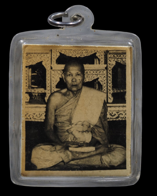 รูปภาพถ่ายขาวดำ  พระครูสิริวุฒาจารย์ หลวงพ่อห่วง วัดท่าใน อ.เมือง จ.นครปฐม  เลี่ยมเก่า  รูปรุ่นนี้ไม - 2