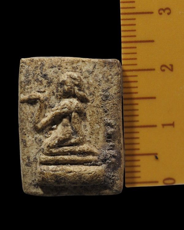 นางกวักเนื้อผง หลวงปู่เผือก วัดกิ่งแก้ว จ.สมุทรปราการ พิมพ์หลังยันต์ เนื้อจัด  - 4