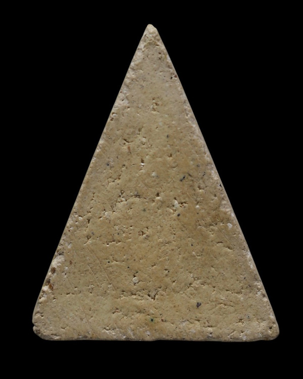 พระผงพิมพ์อู่ทอง สามเหลี่ยม วัดอ่างทองวรวิหาร ปี พ.ศ.2491 มวลสารสมเด็จเกศไชโย ที่ชำรุด จำนวนมาก หากย - 3