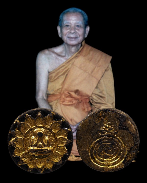 พระปิดตาจันทร์ลอย บัวบาน ท่านเจ้าคุณวิเชียร วัดเครือวัลย์ จ.ชลบุรี หลังยันต์นะมหานิยม พระของท่านมีส่ - 1