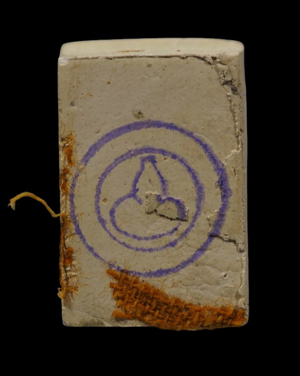 พระผงของขวัญหลังจีวร รุ่นแรก หลวงปู่ปันวัดแม่ยะ มวลสารหลักคือผงพรายกุมารหลวงปู่ทิม วัดระหารไร่ ส ปี  - 3