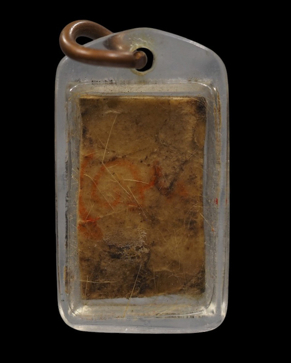 เครื่องรางเก่า หนังเสือแท้ ตัดเป็นเล็กๆ ลงอักขระยันต์ ด้านหลัง  เลี่ยมเก่าโบราณ ไม่ทราบเกจิ - 3