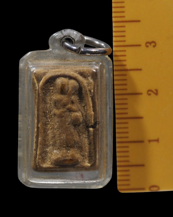 พระสีวลี พิมพ์เล็ก  หลวงพ่อแฉ่ง วัดบางพัง จ.นนทบุรี เนื้อผงน้ำมัน ปี 2495 เลี่ยมเก่า  น่าจะผ่านการแข - 4