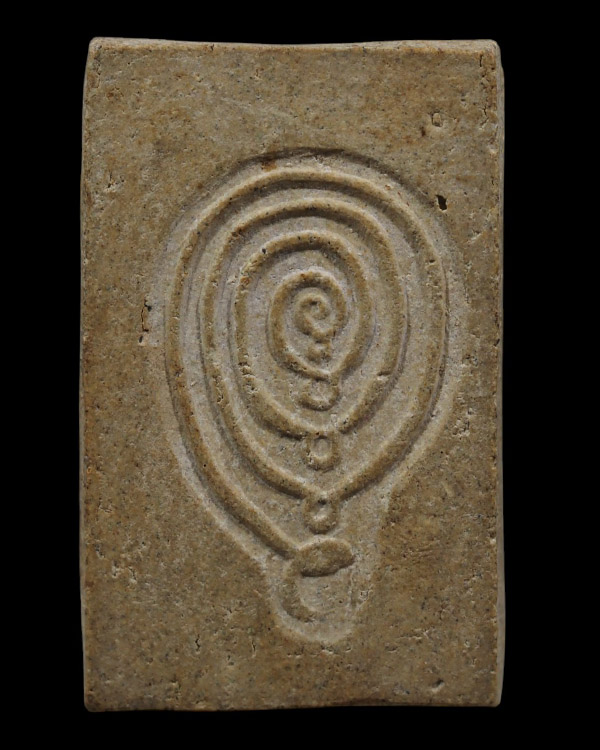 พระเนื้อผงพิมพ์ปางเสด็จจากดาวดึงส์ หลังยันต์ของหลวงพ่อทองอยู่ วัดใหม่หนองพะองค์ จ.สมุทรสงคราม (พิมพ์ - 3